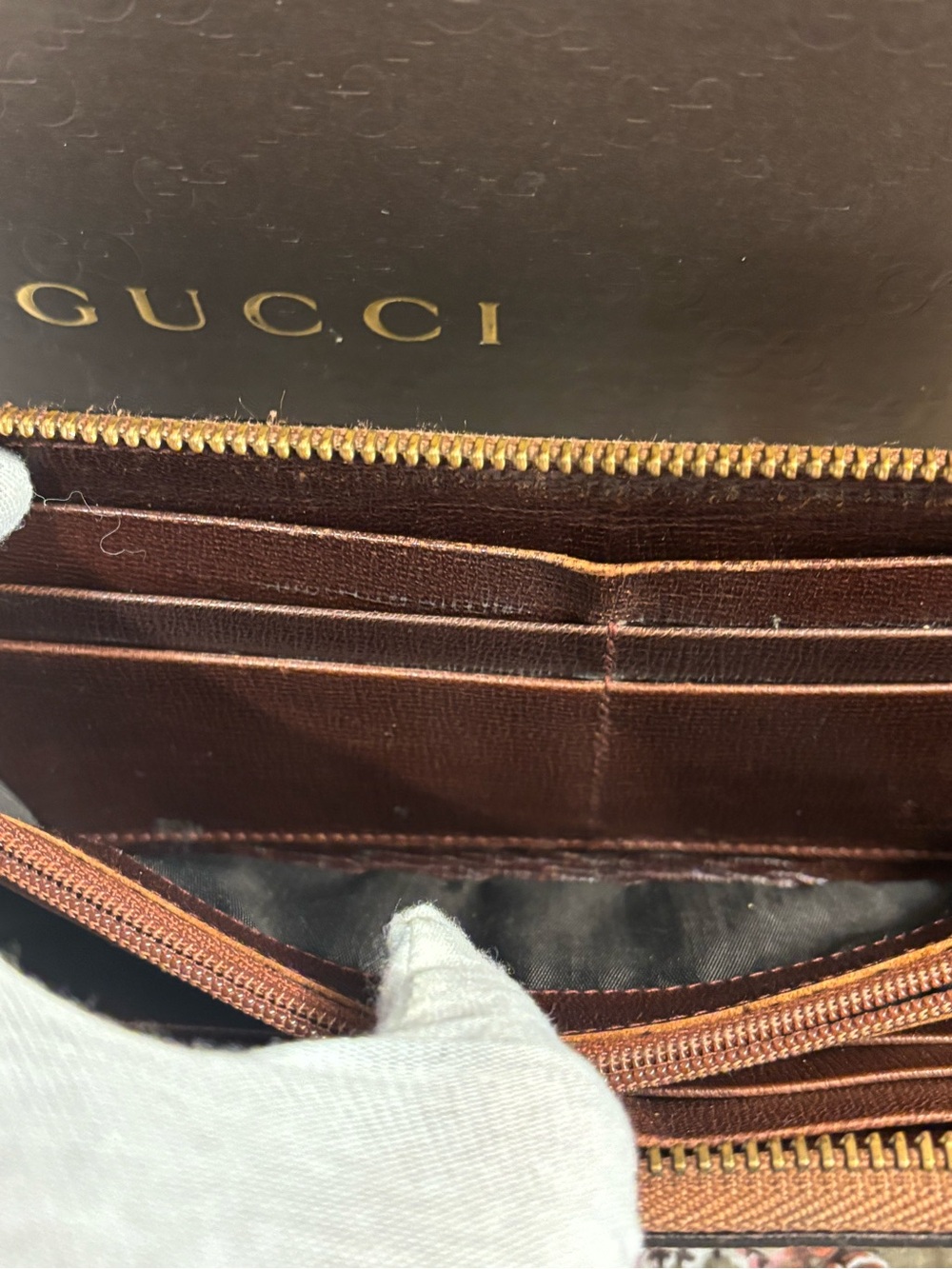 Gucci Beige GG Canvas Zip Wallet with Green and Red Heart Motifs. - Picture 8 of 14